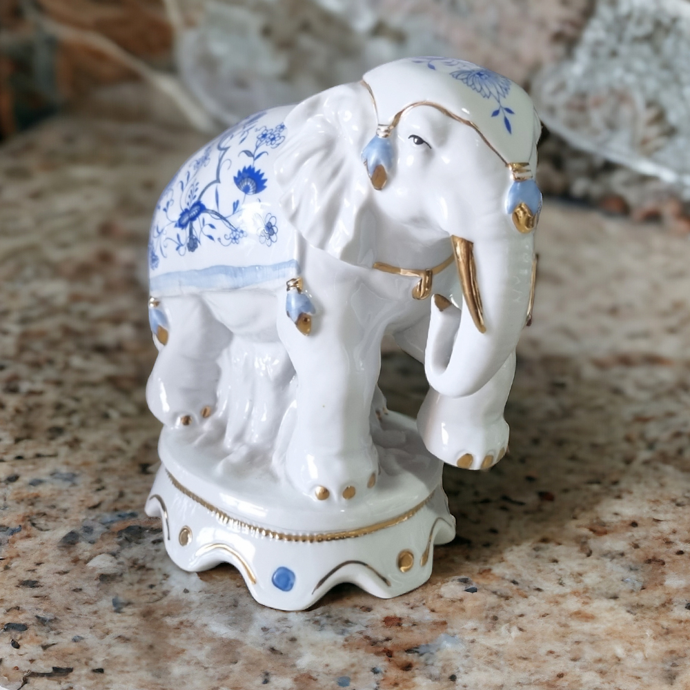 Elefant Dansator Din Portelan Decorat Cu Flori Albastre si Aurii in Stil Oriental